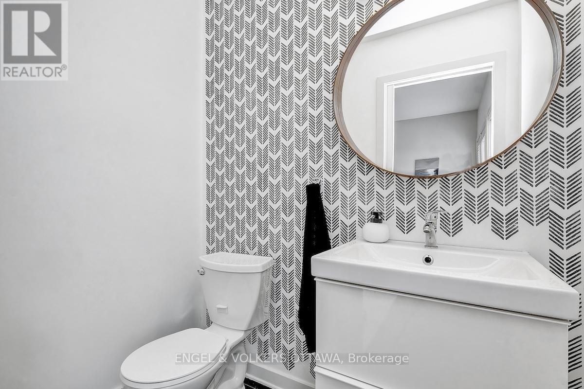 32 Sims Avenue, Ottawa, ON - Indoor Photo Showing Bathroom