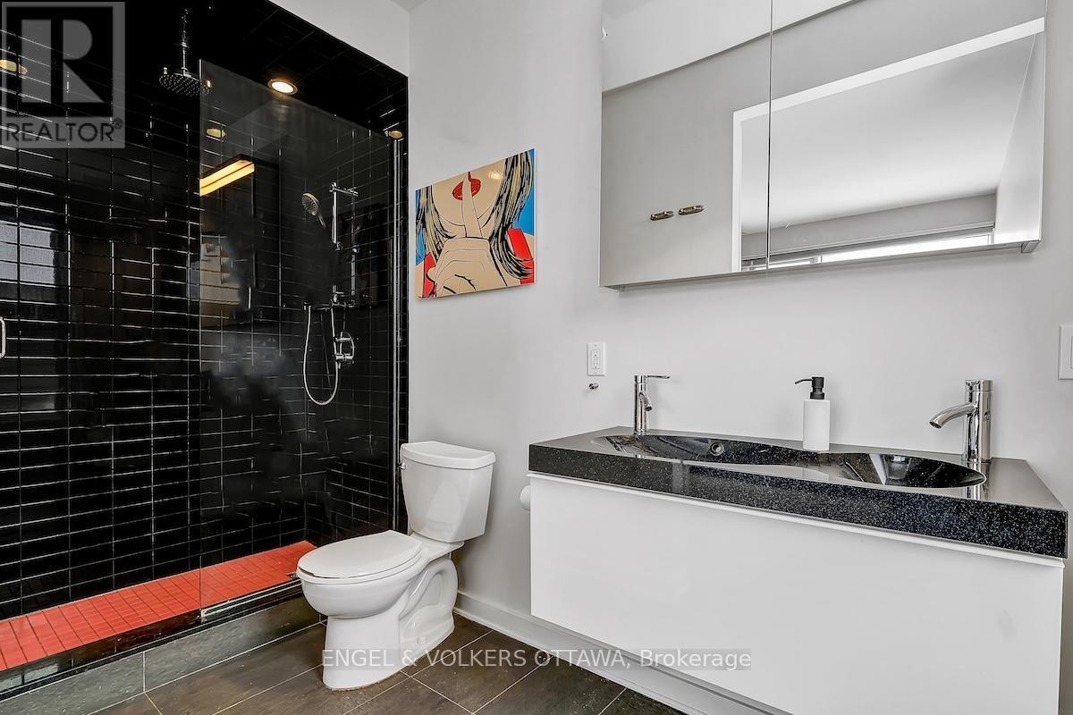 32 Sims Avenue, Ottawa, ON - Indoor Photo Showing Bathroom