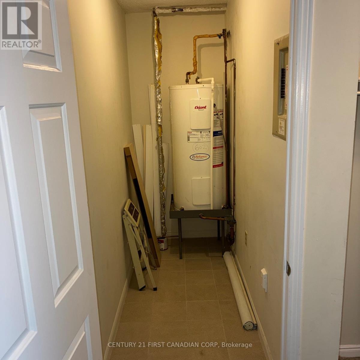 602 - 695 Richmond Street, London East (East F), ON - Indoor