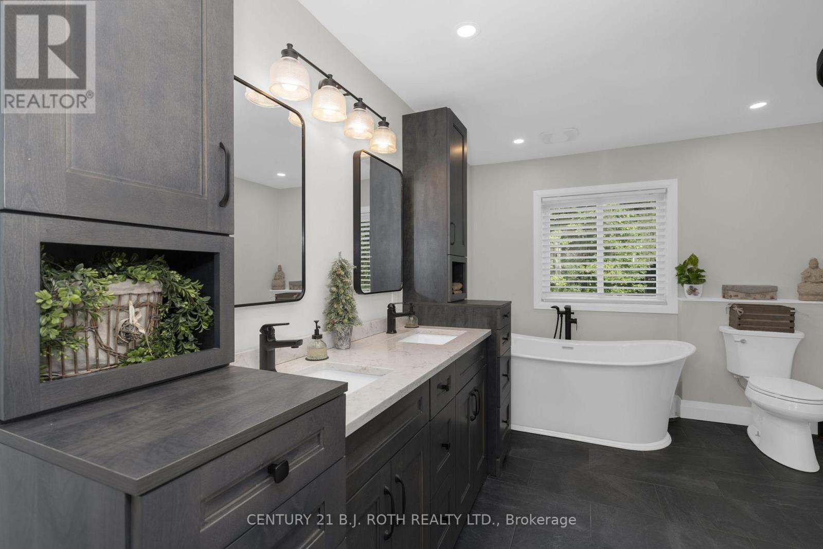 8109 93 Highway, Tiny, ON - Indoor Photo Showing Bathroom