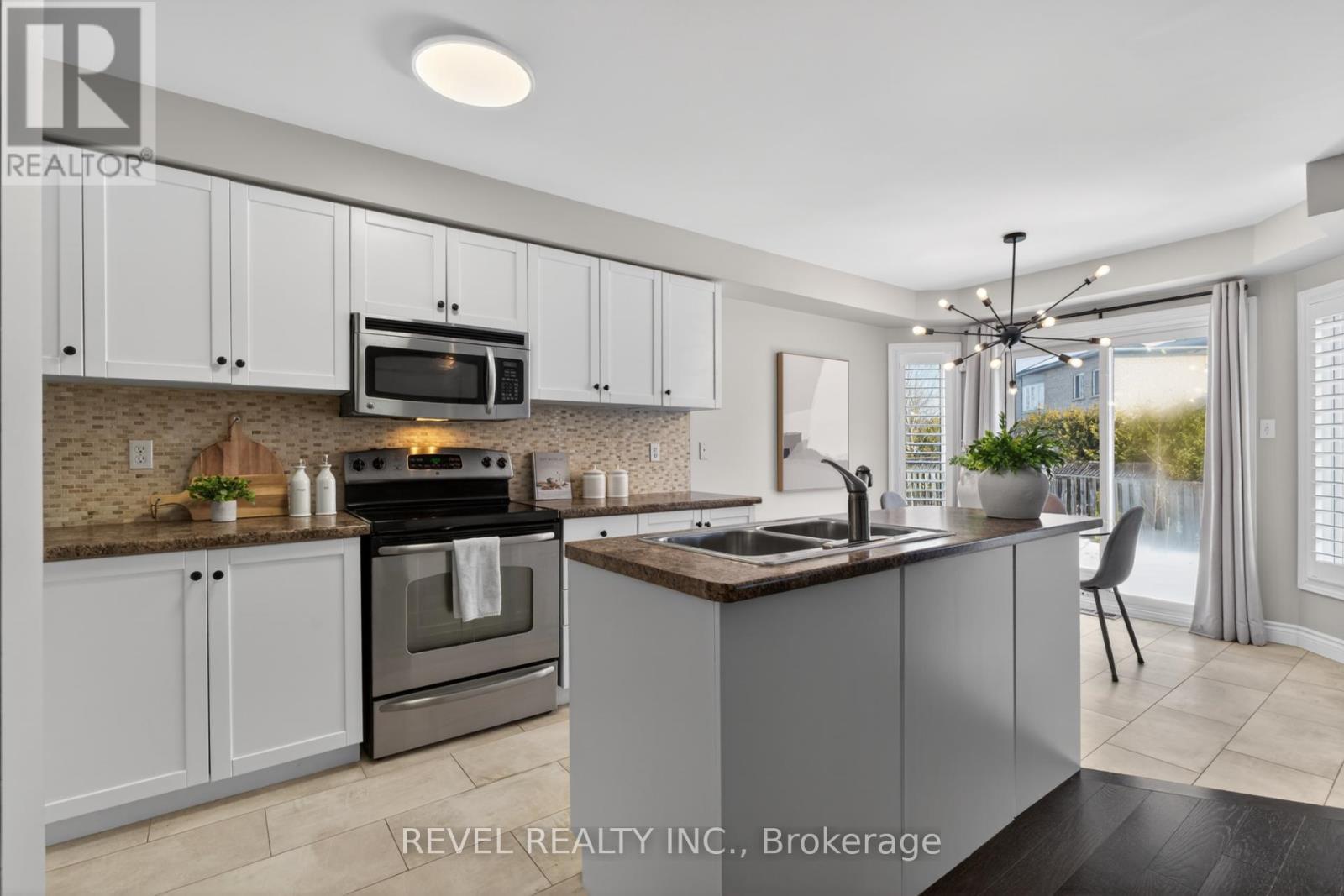2286 Seton Crescent, Burlington, ON - Indoor Photo Showing Kitchen With Double Sink