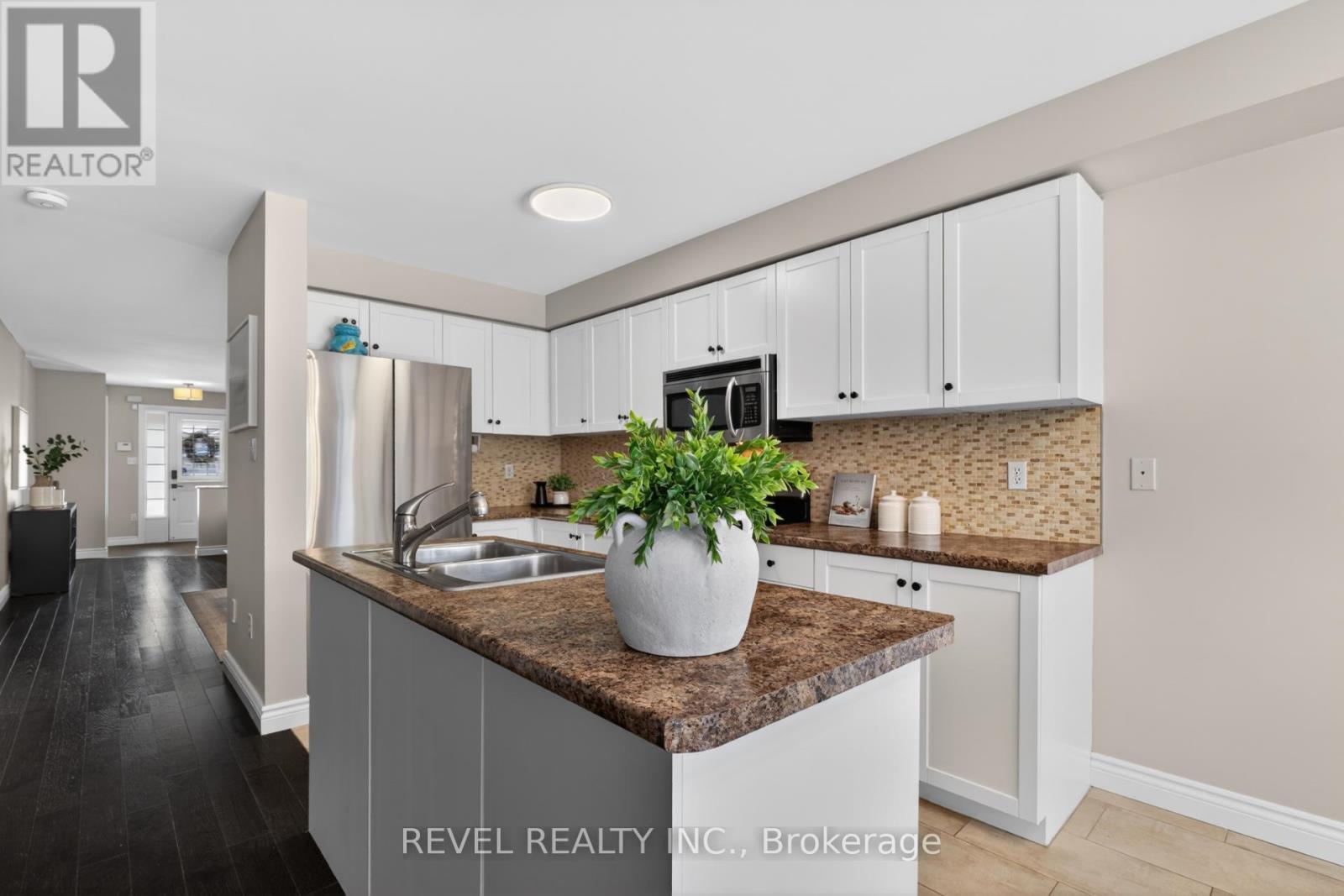2286 Seton Crescent, Burlington, ON - Indoor Photo Showing Kitchen With Double Sink