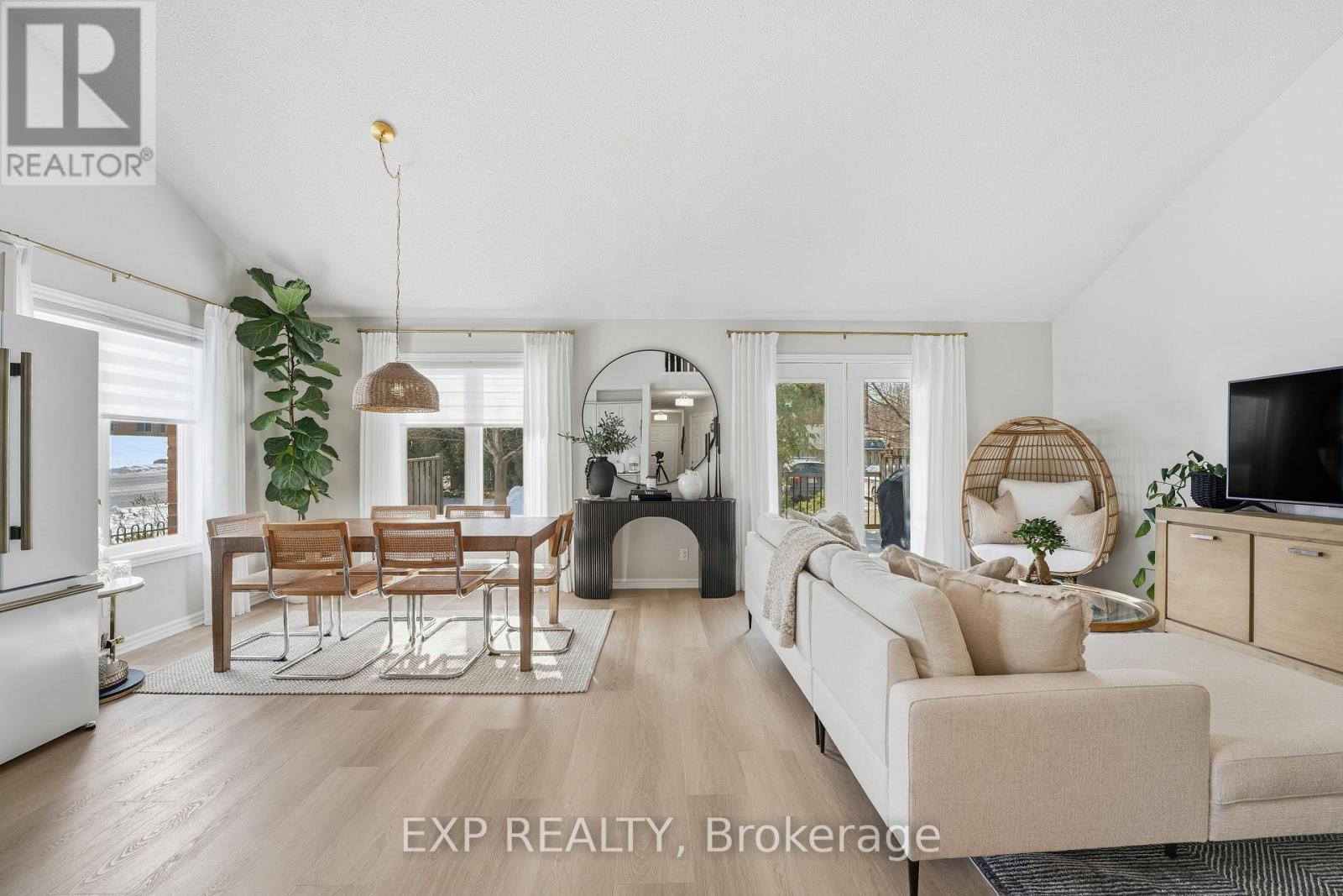 1 - 19 Bartlett Avenue, Grimsby, ON - Indoor Photo Showing Living Room