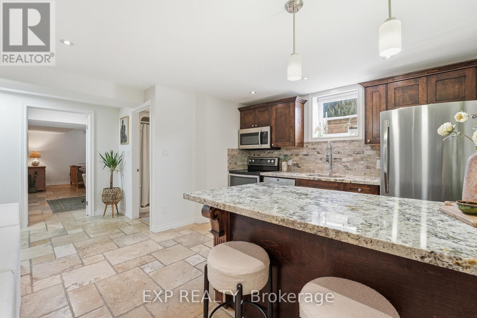 1 - 19 Bartlett Avenue, Grimsby, ON - Indoor Photo Showing Kitchen With Upgraded Kitchen