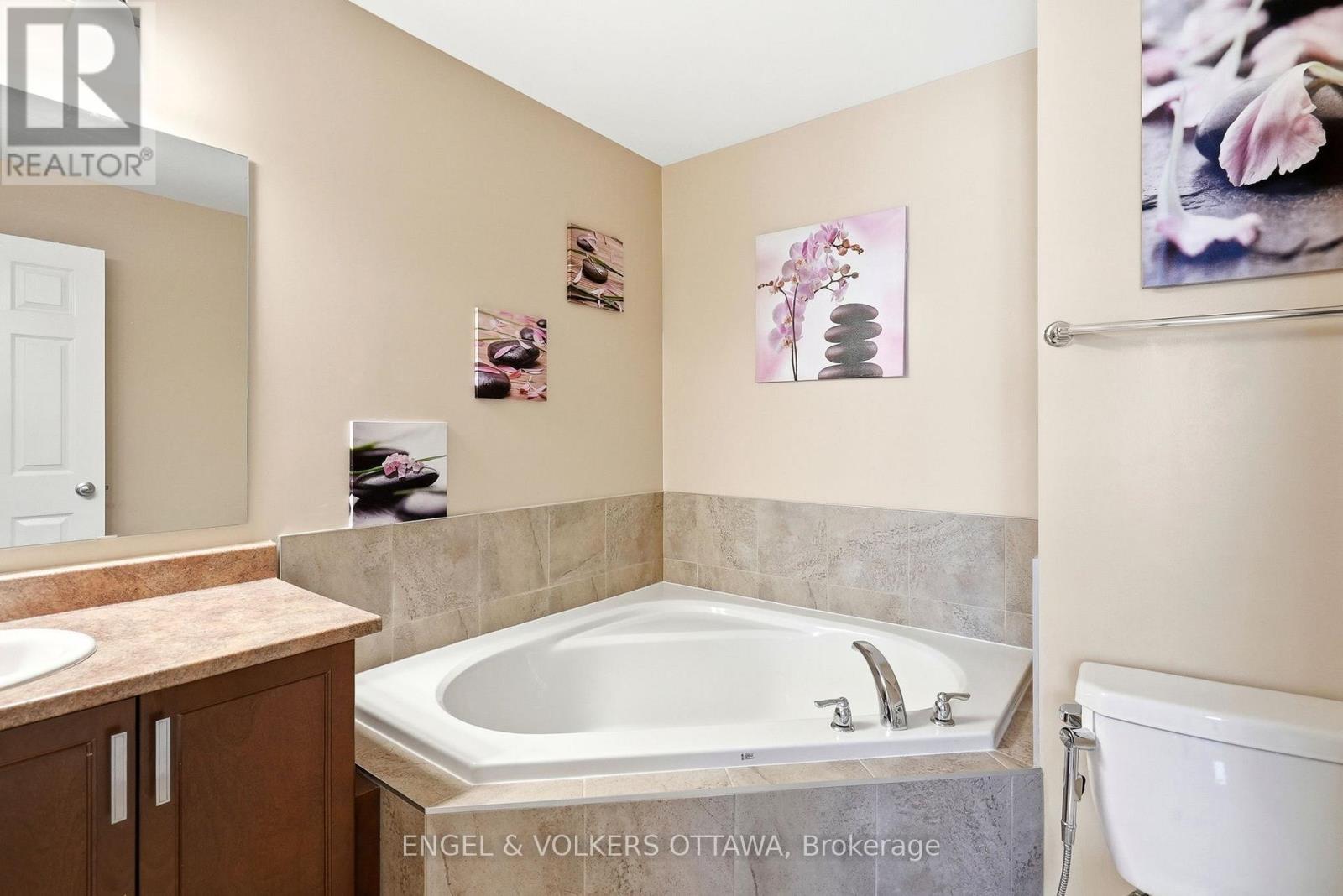 222 Longfields Drive, Ottawa, ON - Indoor Photo Showing Bathroom