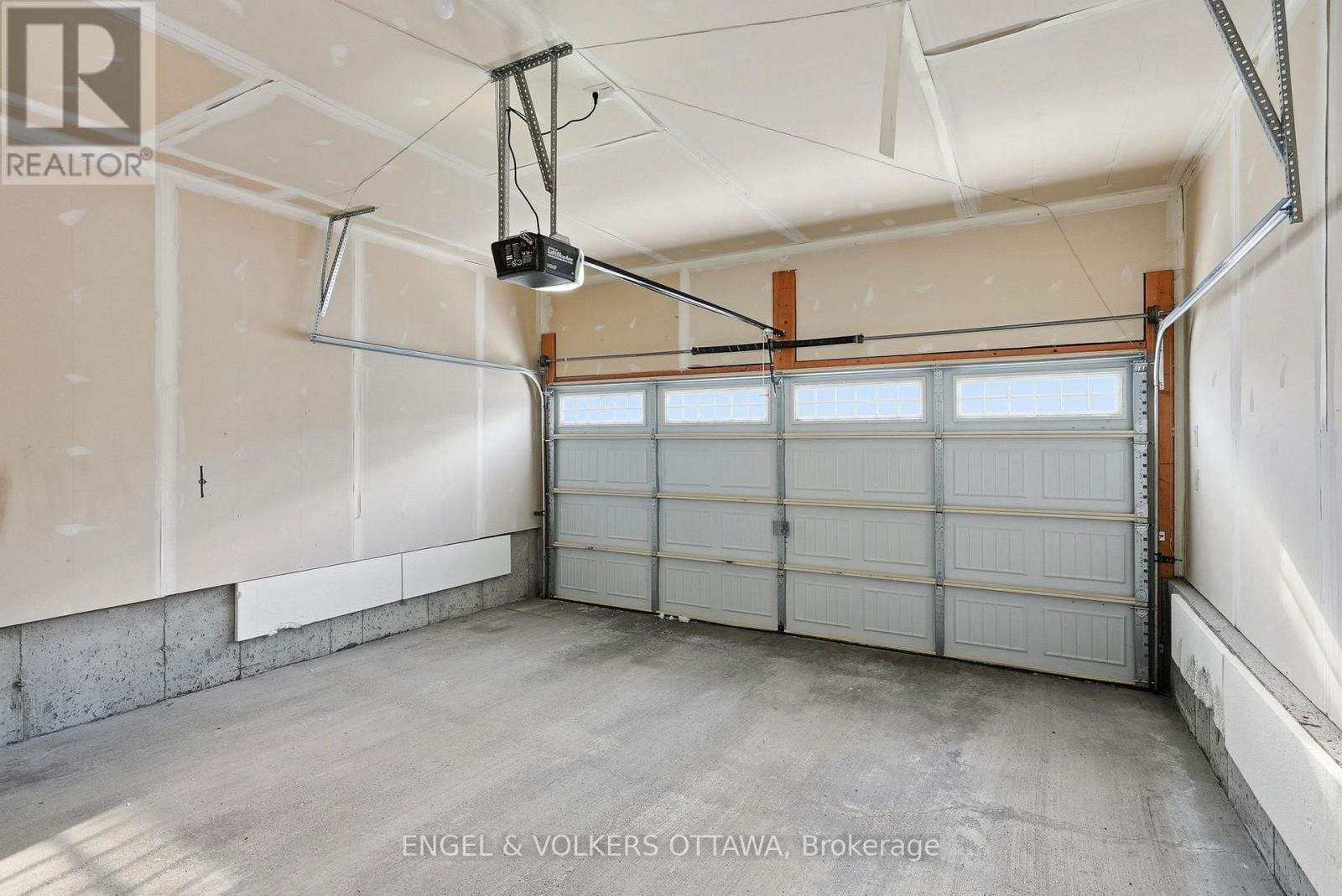 222 Longfields Drive, Ottawa, ON - Indoor Photo Showing Garage