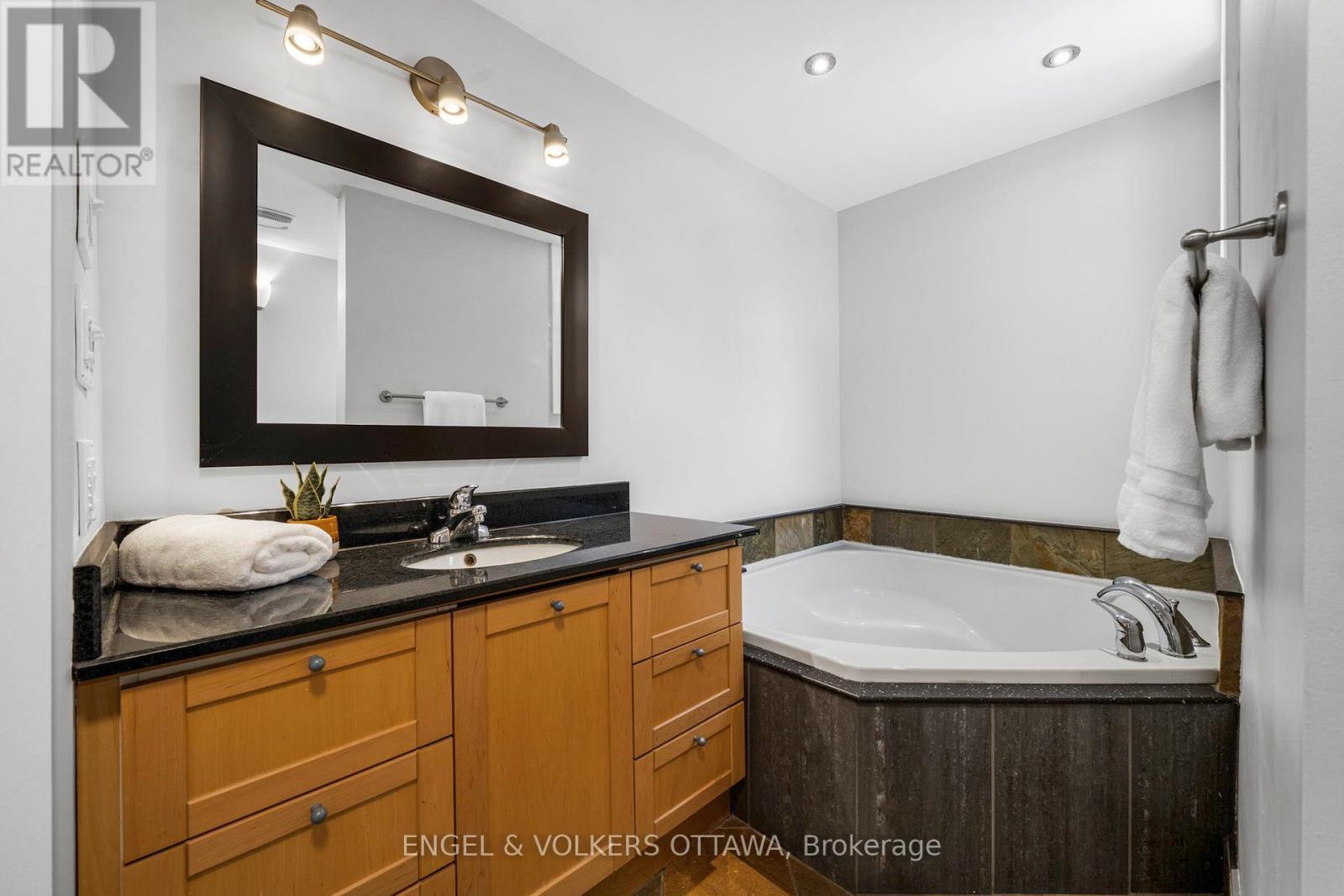 83 Eccles Street, Ottawa, ON - Indoor Photo Showing Bathroom