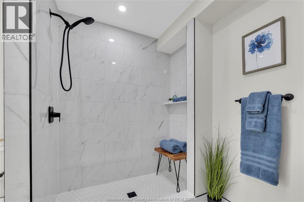 2351 Elsmere, Windsor, ON - Indoor Photo Showing Bathroom