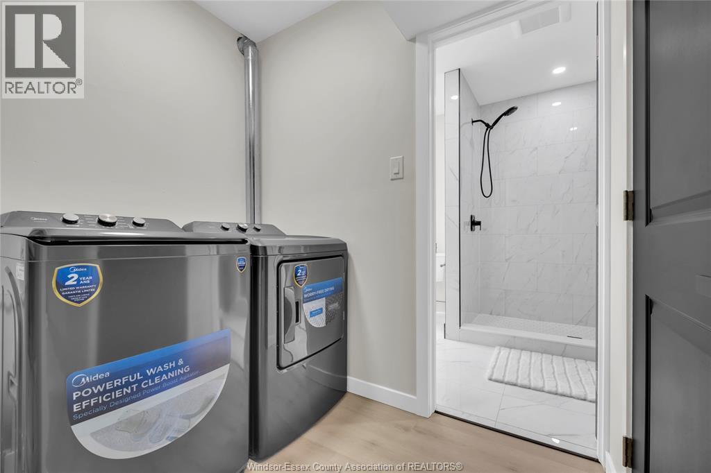 2351 Elsmere, Windsor, ON - Indoor Photo Showing Laundry Room