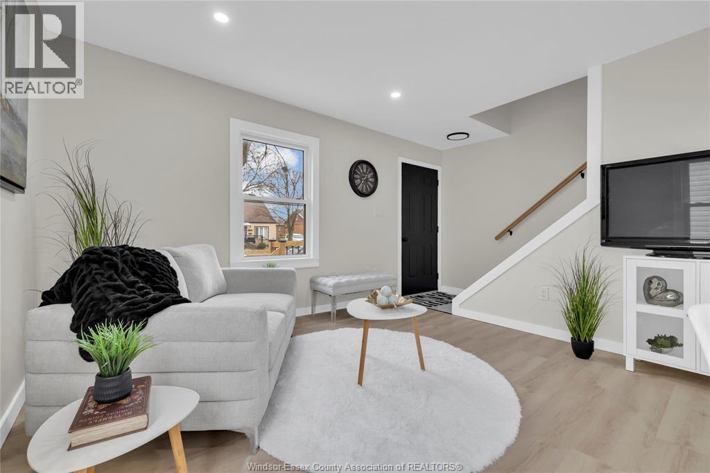 2351 Elsmere, Windsor, ON - Indoor Photo Showing Living Room