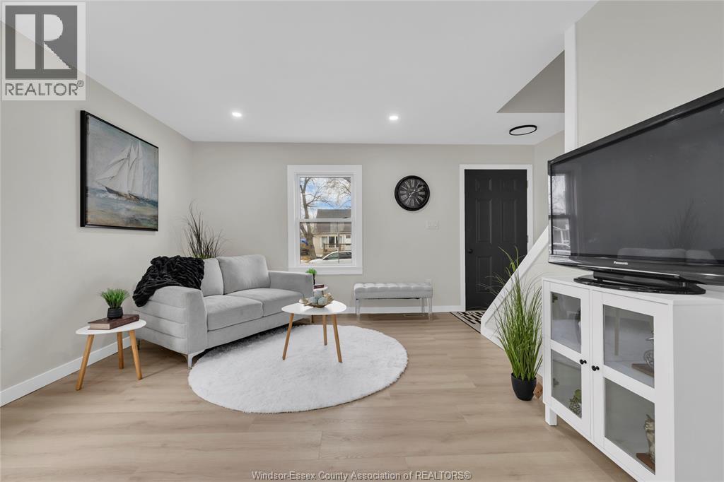 2351 Elsmere, Windsor, ON - Indoor Photo Showing Living Room