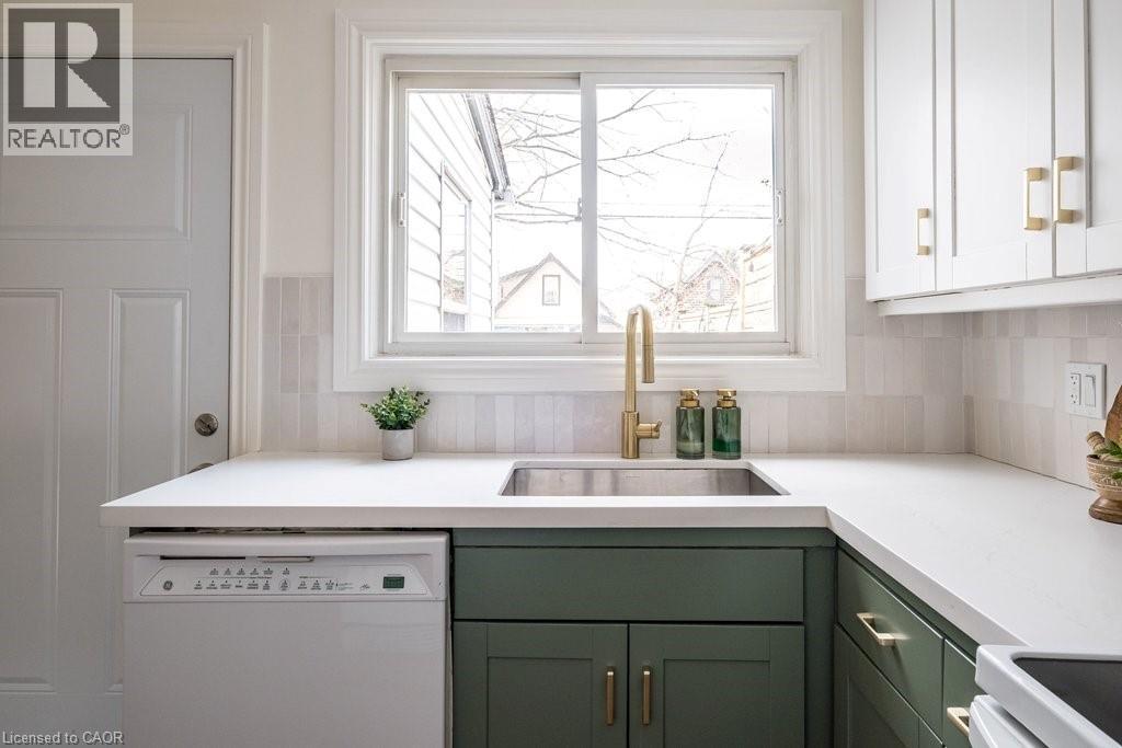 100 Graham Avenue S, Hamilton, ON - Indoor Photo Showing Kitchen