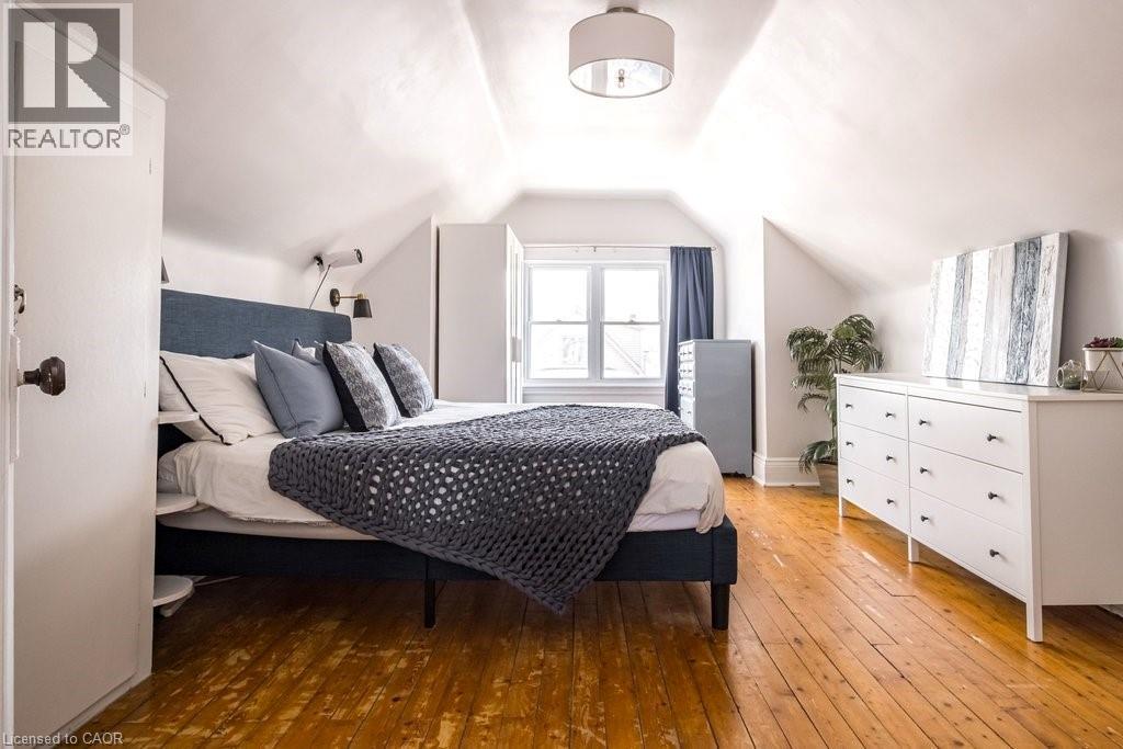 100 Graham Avenue S, Hamilton, ON - Indoor Photo Showing Bedroom