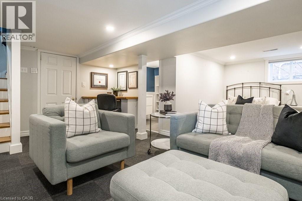 100 Graham Avenue S, Hamilton, ON - Indoor Photo Showing Living Room