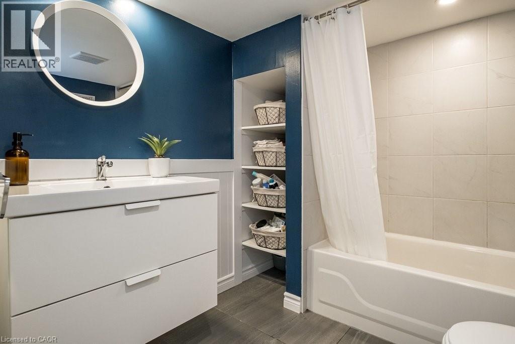 100 Graham Avenue S, Hamilton, ON - Indoor Photo Showing Bathroom