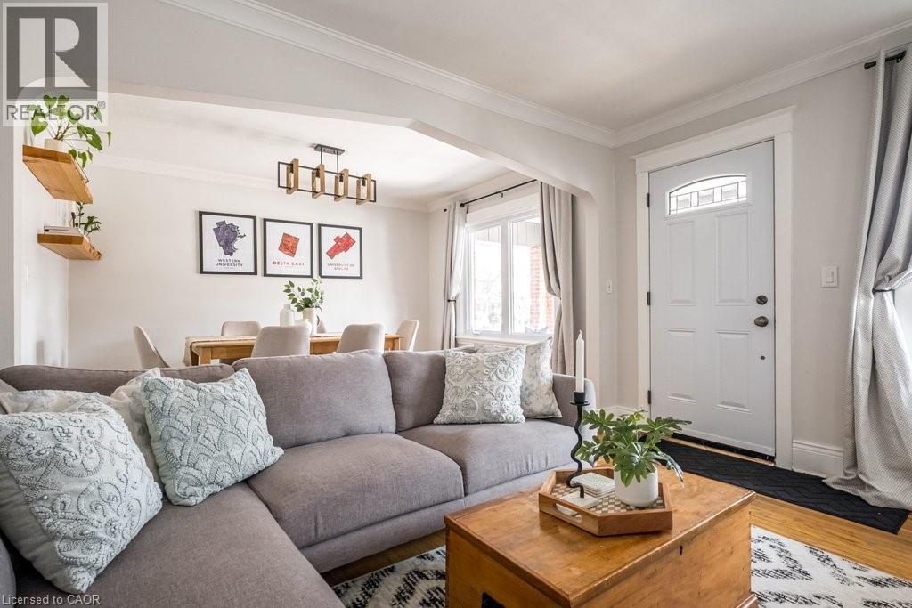 100 Graham Avenue S, Hamilton, ON - Indoor Photo Showing Living Room