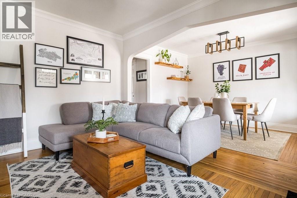 100 Graham Avenue S, Hamilton, ON - Indoor Photo Showing Living Room