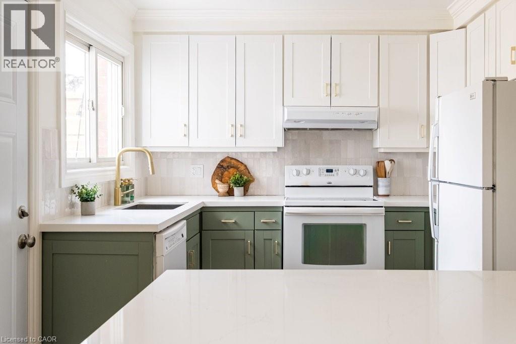 100 Graham Avenue S, Hamilton, ON - Indoor Photo Showing Kitchen