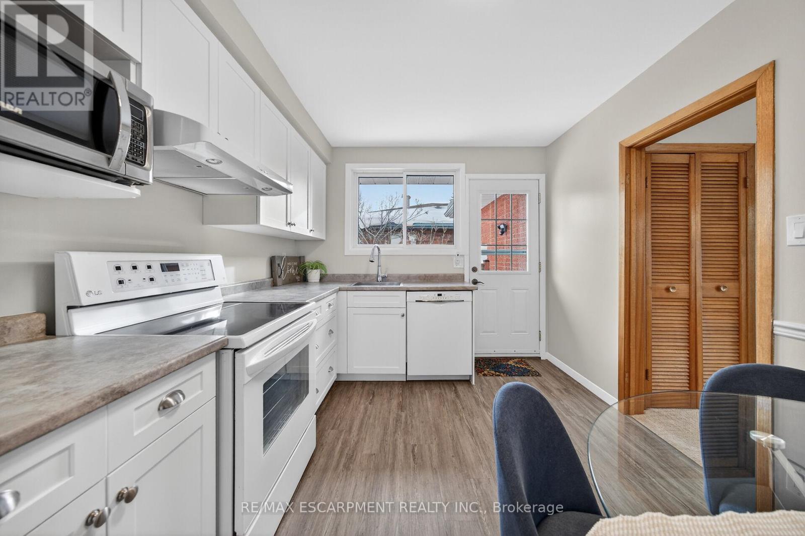 5 Mountbatten Drive, Hamilton, ON - Indoor Photo Showing Kitchen
