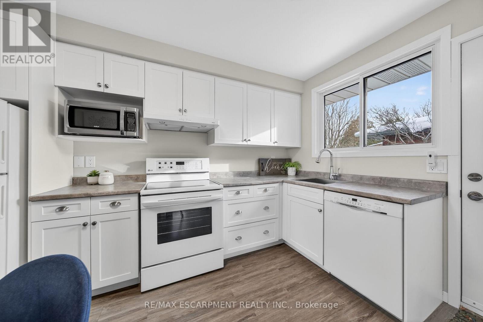 5 Mountbatten Drive, Hamilton, ON - Indoor Photo Showing Kitchen
