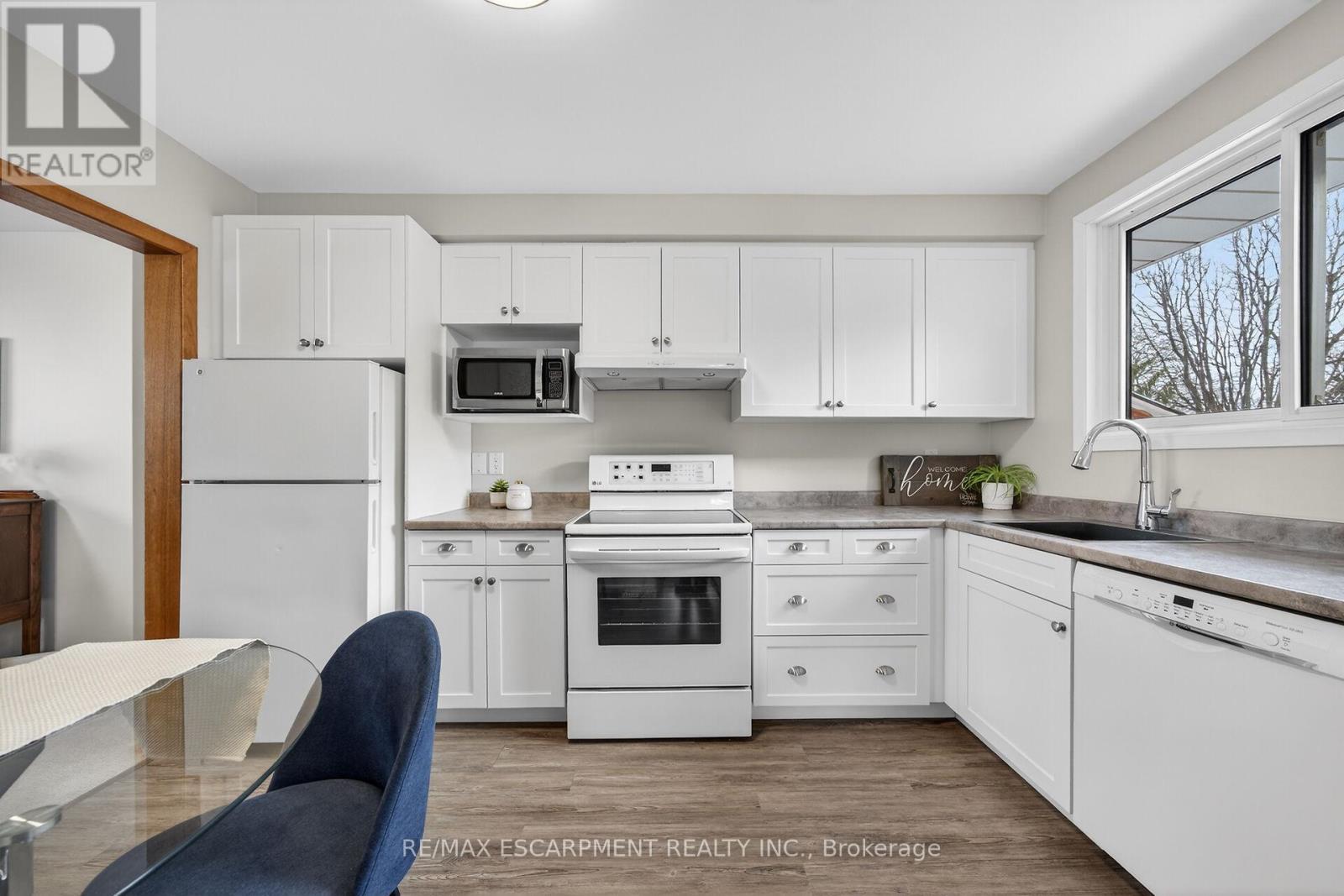5 Mountbatten Drive, Hamilton, ON - Indoor Photo Showing Kitchen