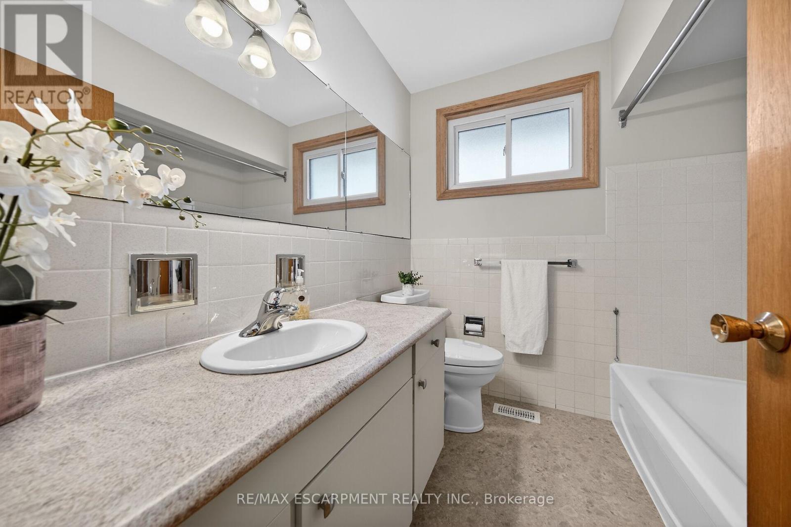 5 Mountbatten Drive, Hamilton, ON - Indoor Photo Showing Bathroom