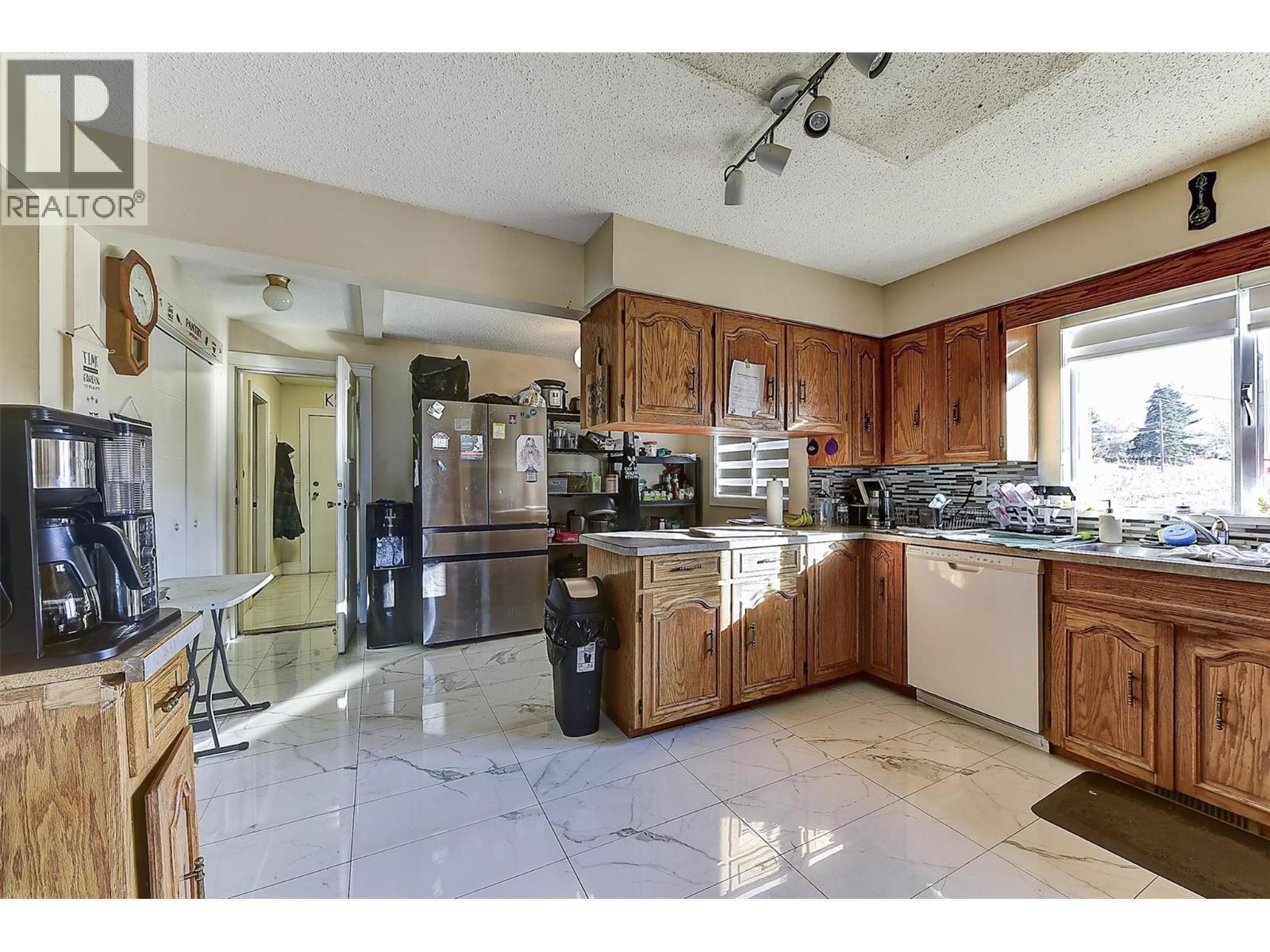 9810 Venables Drive, Coldstream, BC - Indoor Photo Showing Kitchen