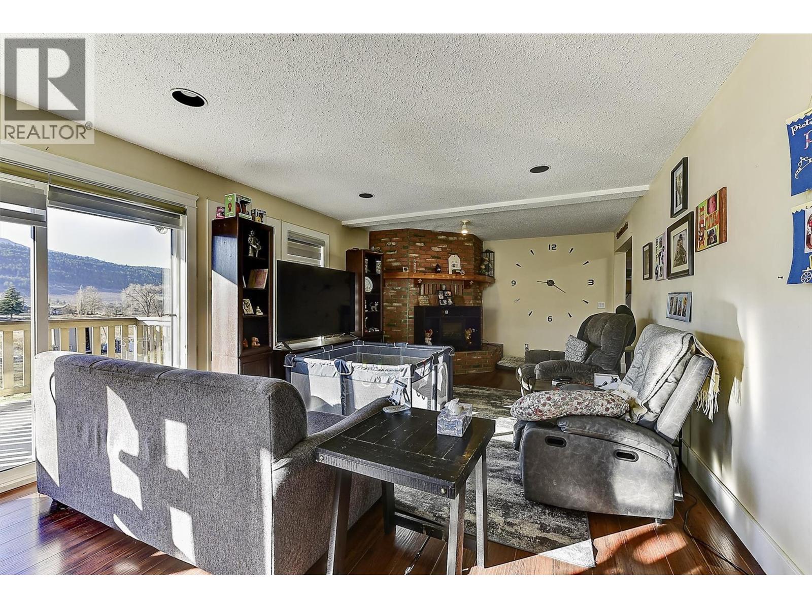 9810 Venables Drive, Coldstream, BC - Indoor Photo Showing Living Room