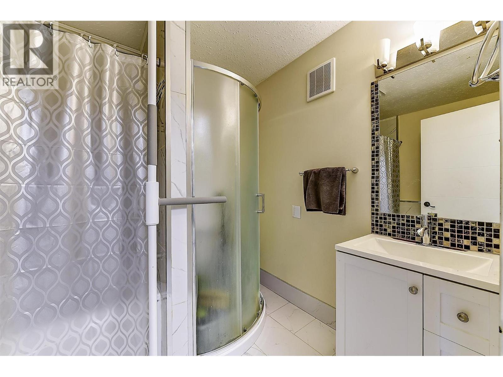 9810 Venables Drive, Coldstream, BC - Indoor Photo Showing Bathroom