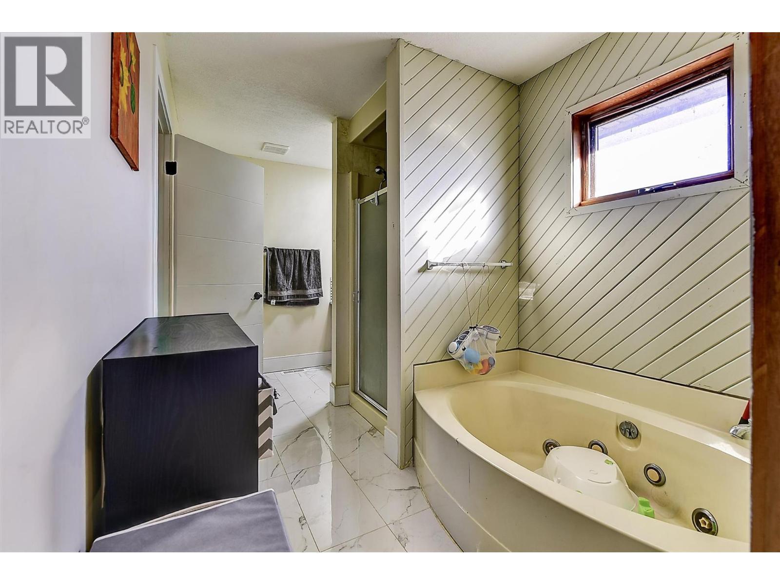 9810 Venables Drive, Coldstream, BC - Indoor Photo Showing Bathroom