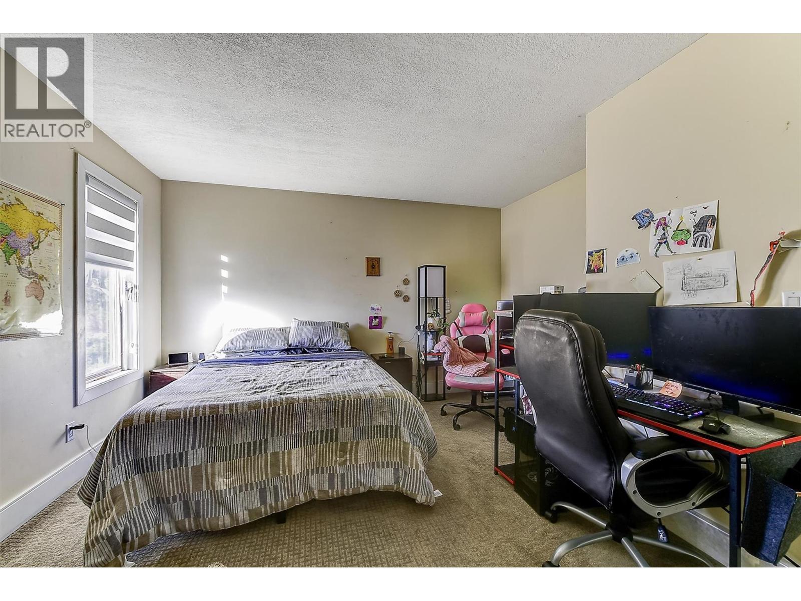 9810 Venables Drive, Coldstream, BC - Indoor Photo Showing Bedroom
