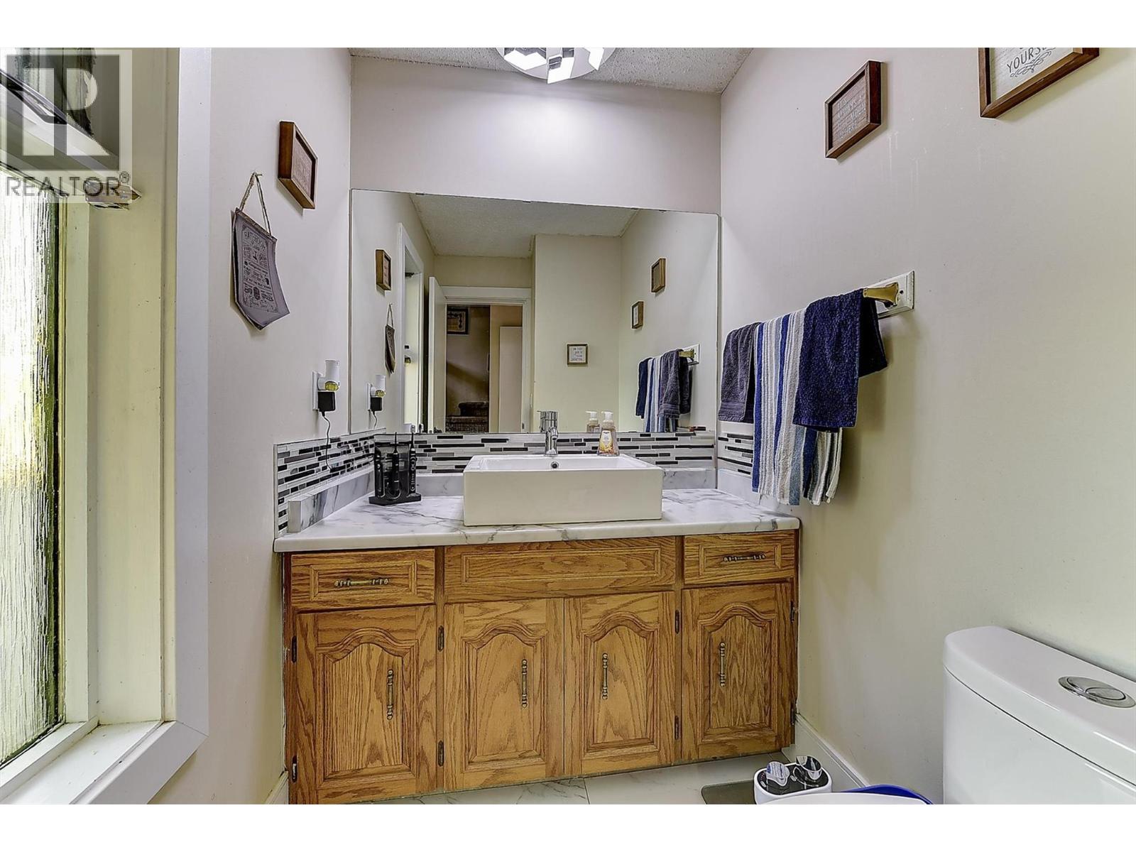 9810 Venables Drive, Coldstream, BC - Indoor Photo Showing Bathroom