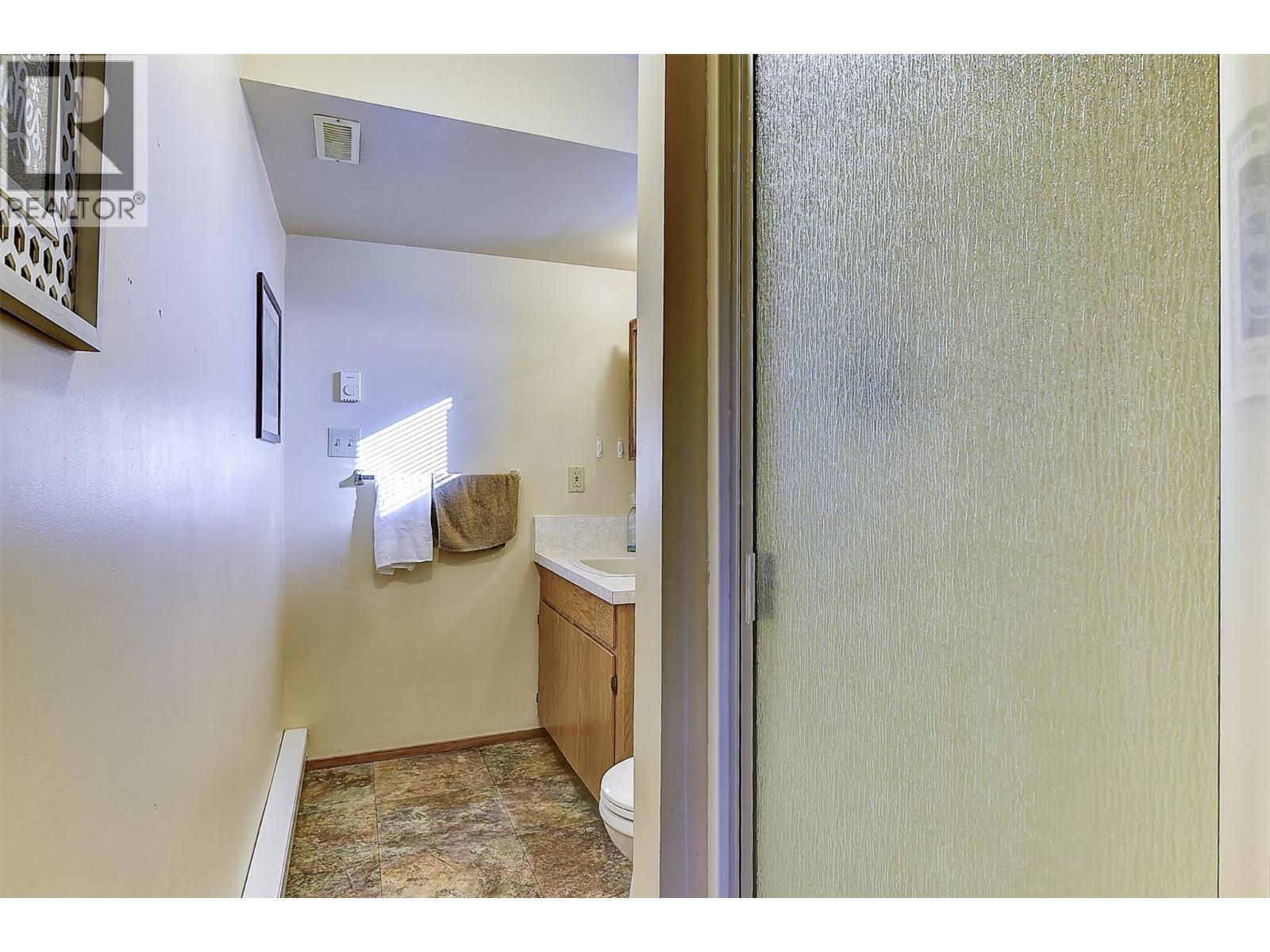 9810 Venables Drive, Coldstream, BC - Indoor Photo Showing Bathroom
