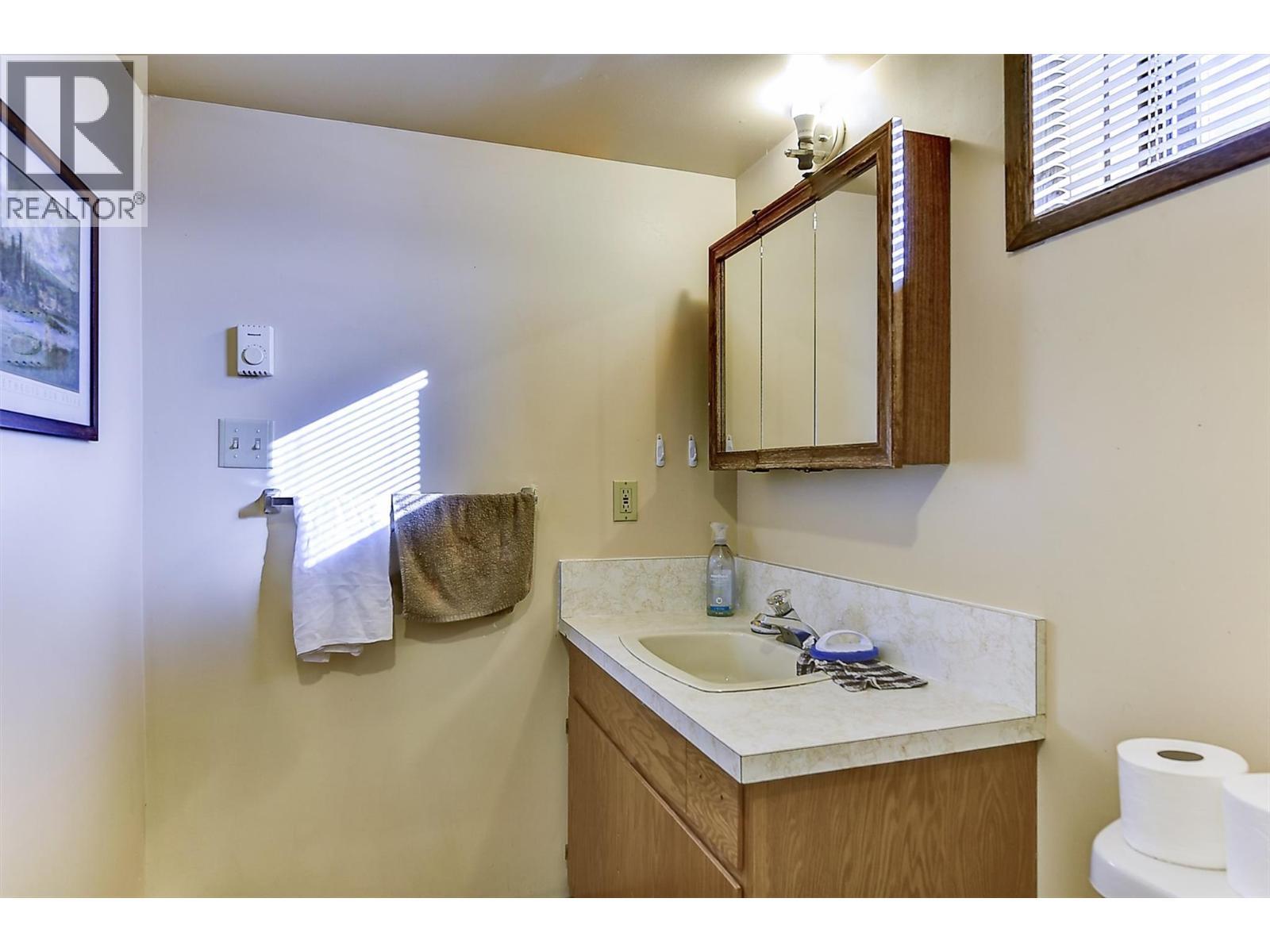 9810 Venables Drive, Coldstream, BC - Indoor Photo Showing Bathroom