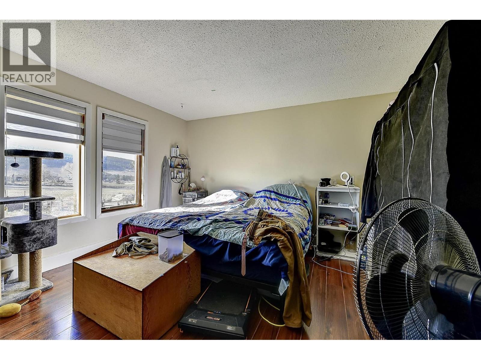 9810 Venables Drive, Coldstream, BC - Indoor Photo Showing Bedroom