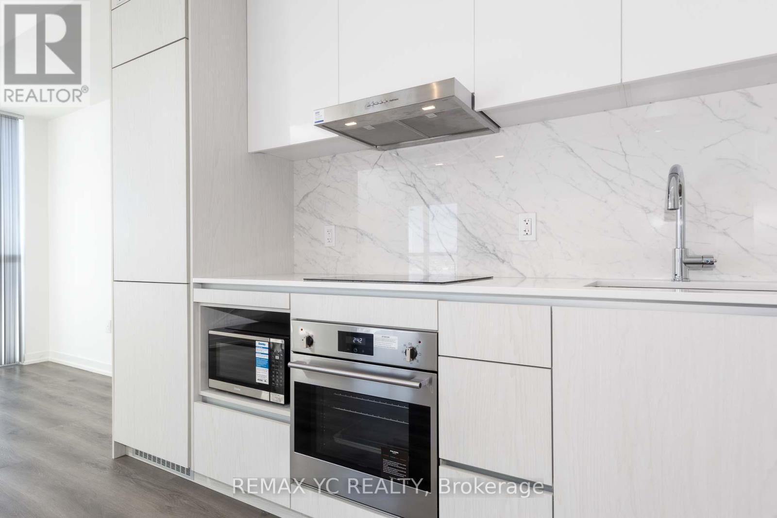3910 - 28 Interchange Way, Vaughan, ON - Indoor Photo Showing Kitchen