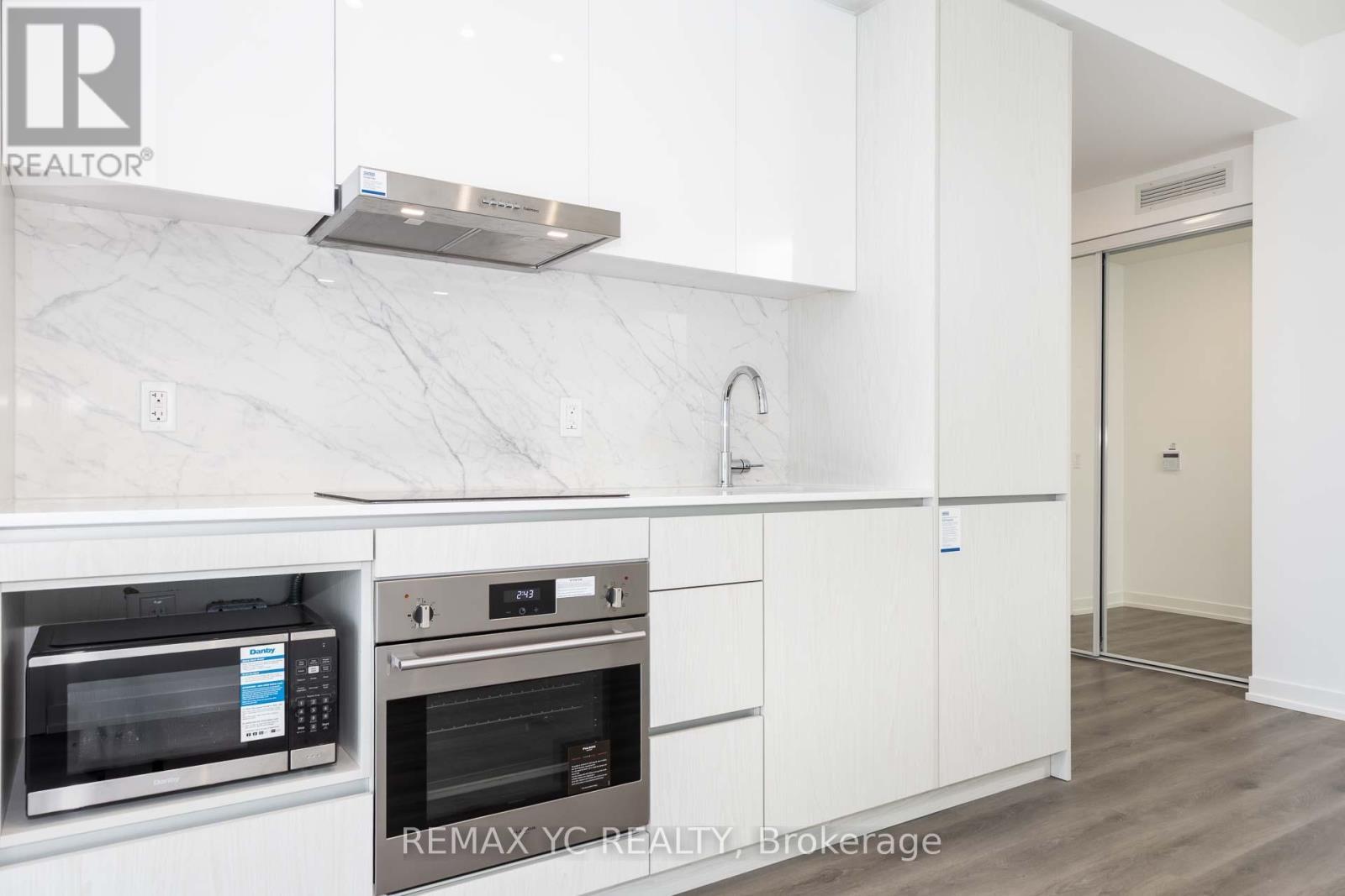 3910 - 28 Interchange Way, Vaughan, ON - Indoor Photo Showing Kitchen