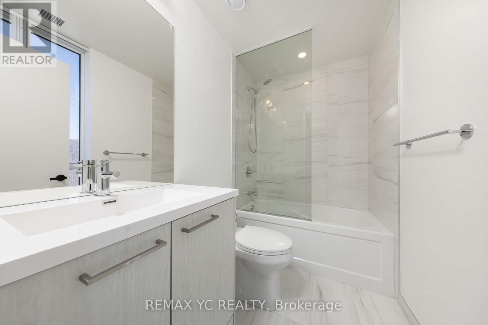 3910 - 28 Interchange Way, Vaughan, ON - Indoor Photo Showing Bathroom