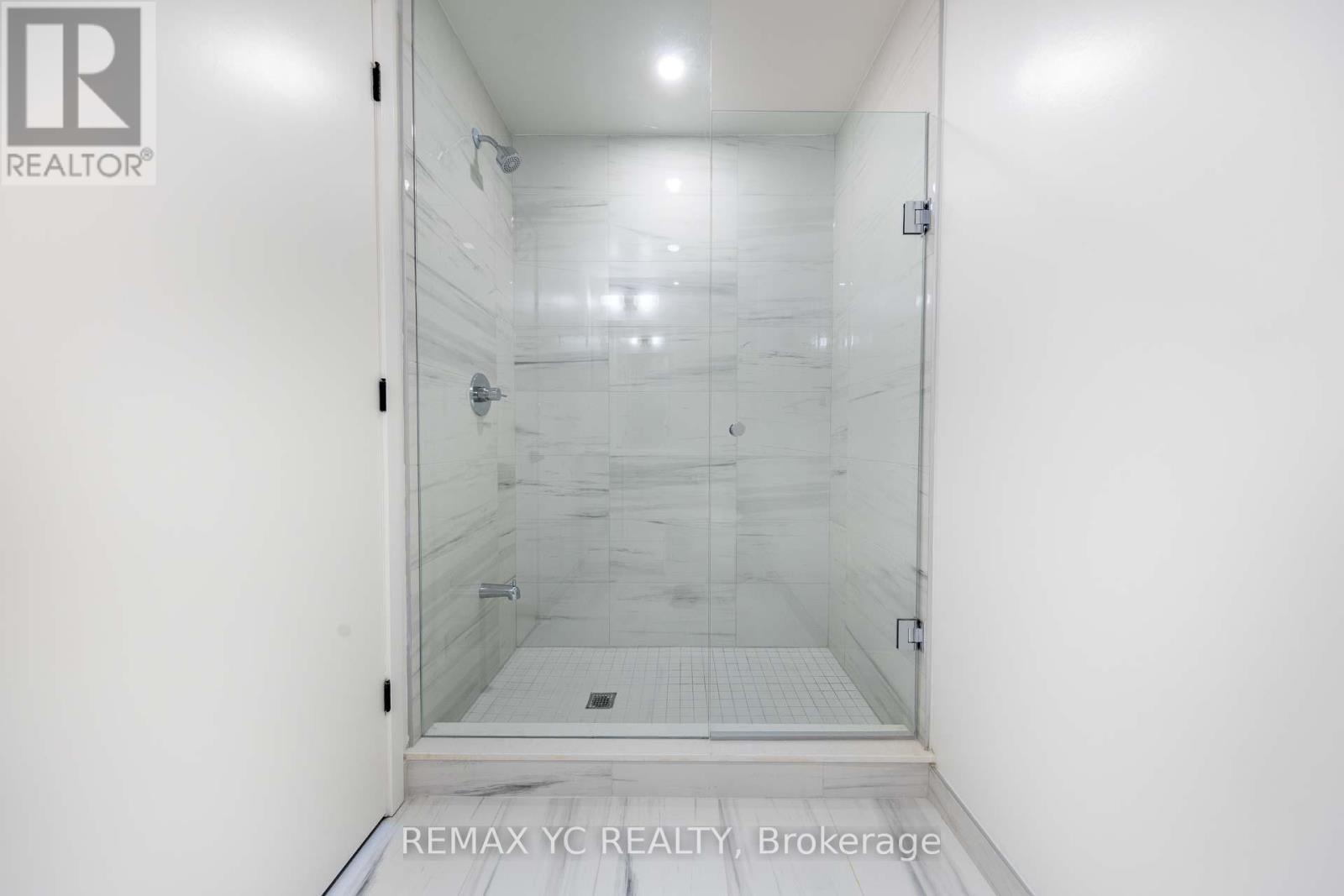 3910 - 28 Interchange Way, Vaughan, ON - Indoor Photo Showing Bathroom