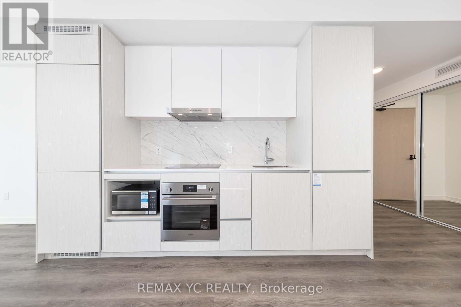 3910 - 28 Interchange Way, Vaughan, ON - Indoor Photo Showing Kitchen