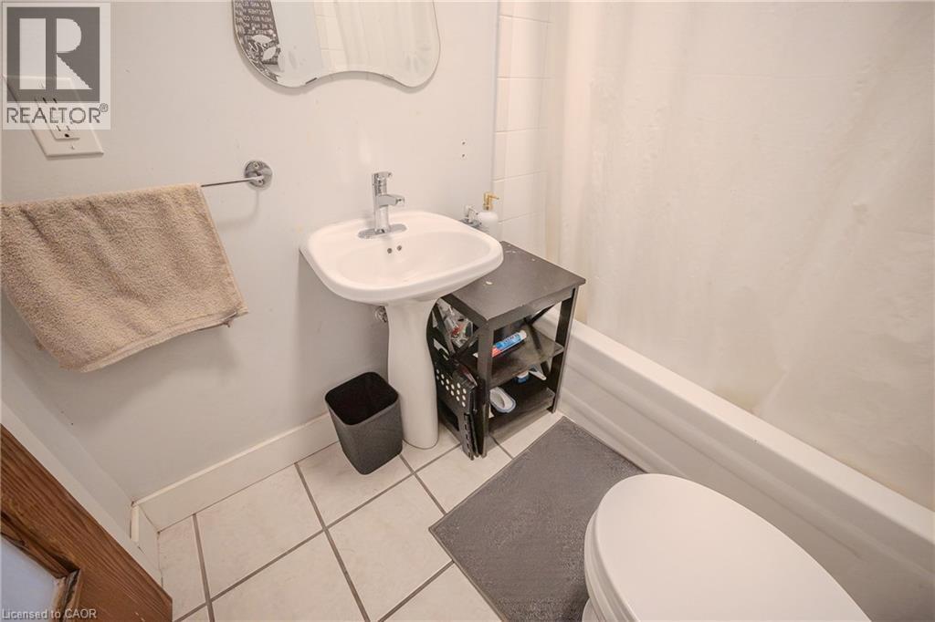 86 Birge Street, Hamilton, ON - Indoor Photo Showing Bathroom