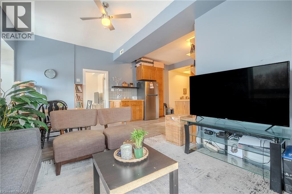 86 Birge Street, Hamilton, ON - Indoor Photo Showing Living Room