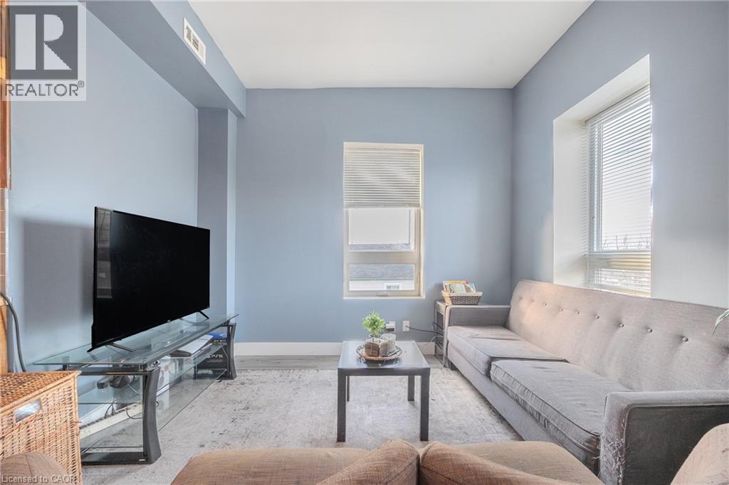 86 Birge Street, Hamilton, ON - Indoor Photo Showing Living Room