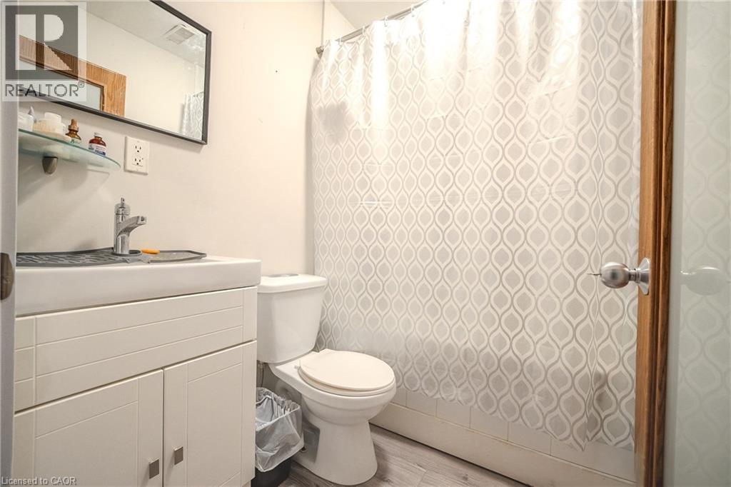 86 Birge Street, Hamilton, ON - Indoor Photo Showing Bathroom