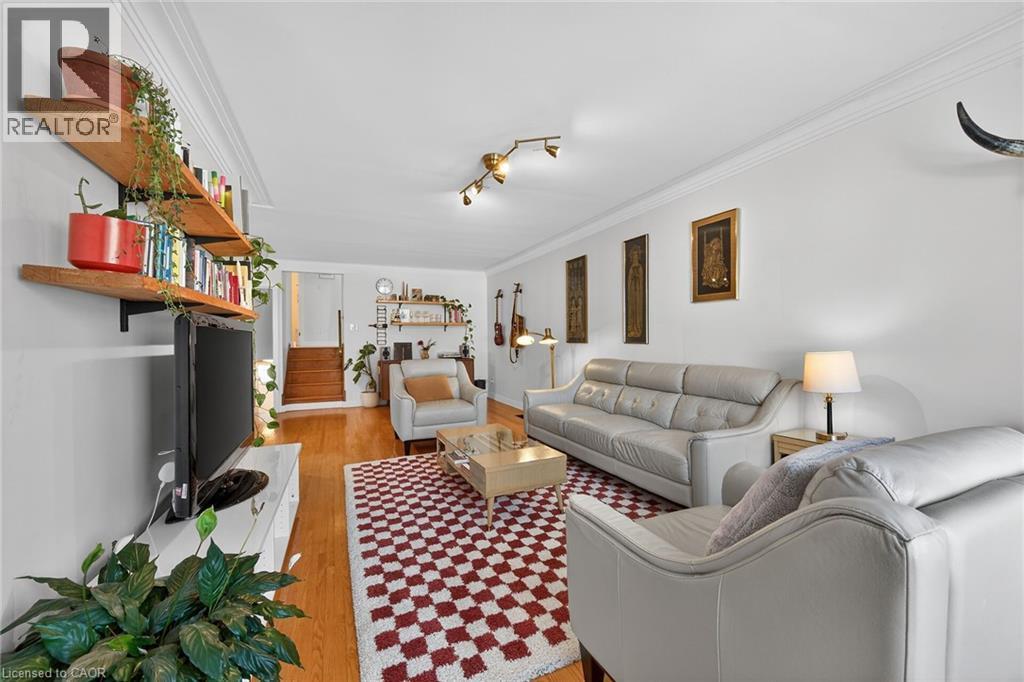 280 Thayer Avenue, Hamilton, ON - Indoor Photo Showing Living Room