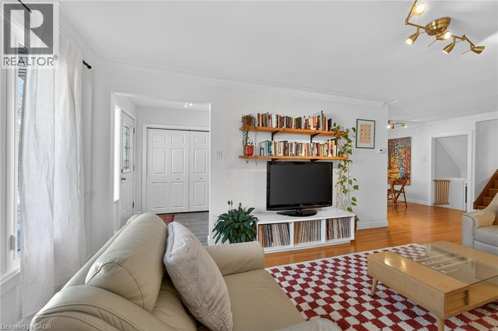 280 Thayer Avenue, Hamilton, ON - Indoor Photo Showing Living Room