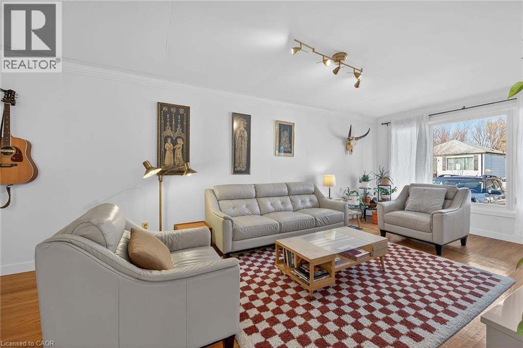 280 Thayer Avenue, Hamilton, ON - Indoor Photo Showing Living Room