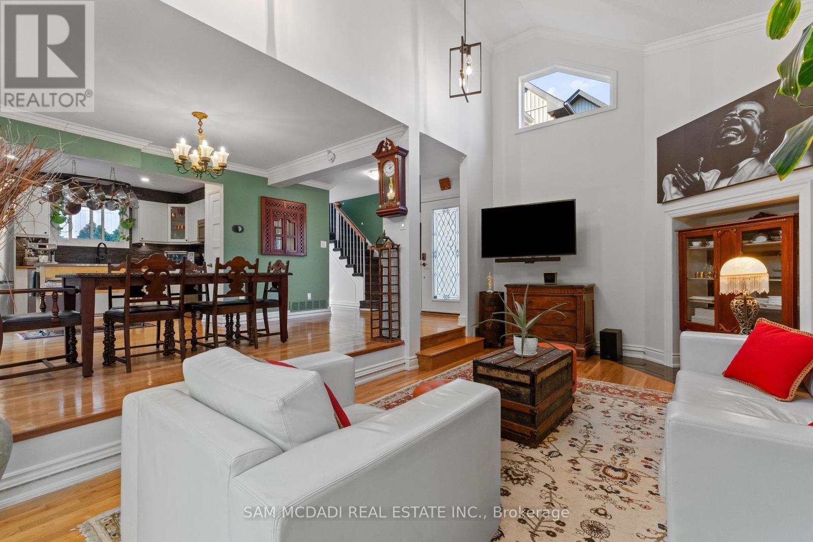 7 Pierpont Place, Mississauga, ON - Indoor Photo Showing Living Room