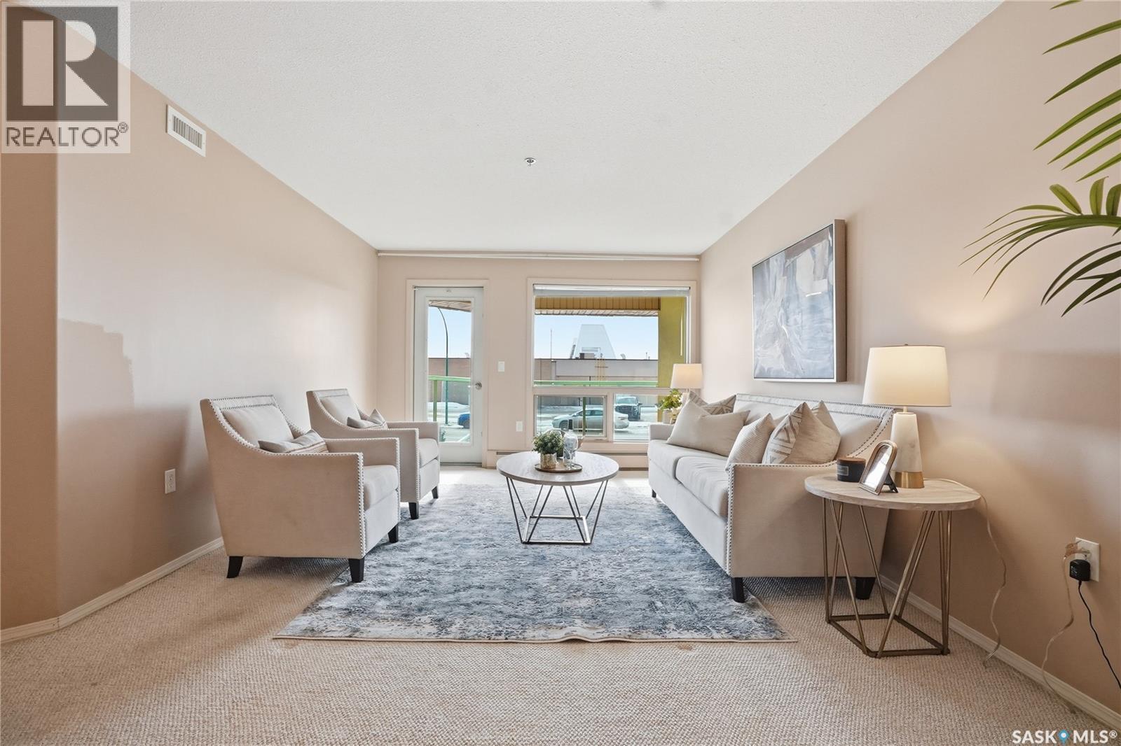 102 2213 Adelaide Street E, Saskatoon, SK - Indoor Photo Showing Living Room