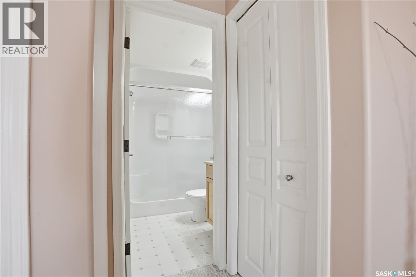 102 2213 Adelaide Street E, Saskatoon, SK - Indoor Photo Showing Bathroom